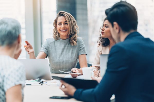 Eine Gruppe Menschen während eines Business-Meetings in einem Unternehmen.