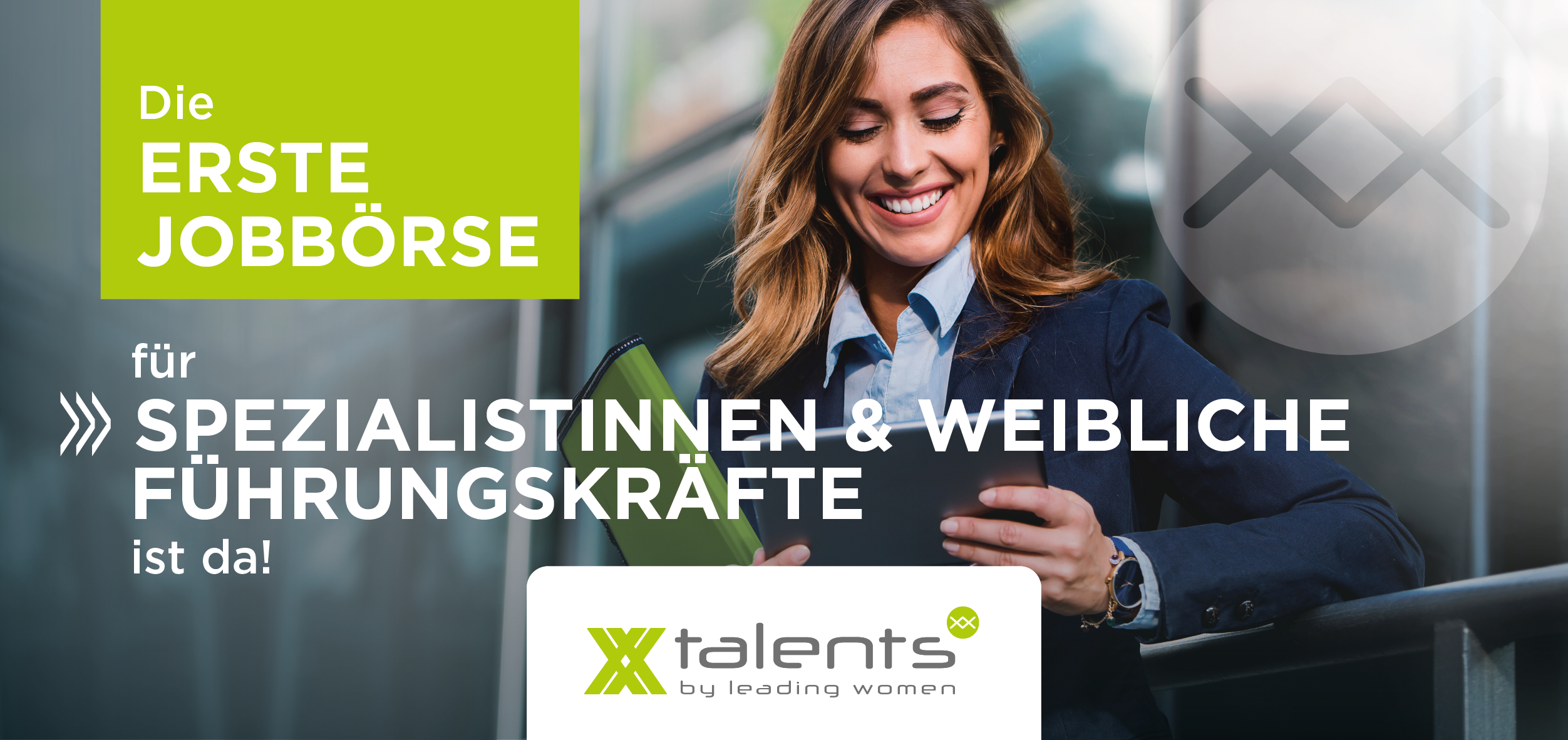 Eine junge Frau mit langen Haaren, bekleidet mit einer blauen Bluse und einem dunklen Blaser, schaut auf ein Tablet und lächelt. Schrift über dem Bild: "Die erste Jobbörse für Spezialistinnen und weibliche Führungskräfte!"
