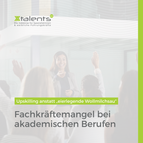 Über einem transparenten Bild, auf dem eine junge Frau in ein sich meldendes Publikum deutet, steht der Text: Upskilling statt "eierlegende Wollmilchsau". Fachkräftemangel bei akademischen Berufen."