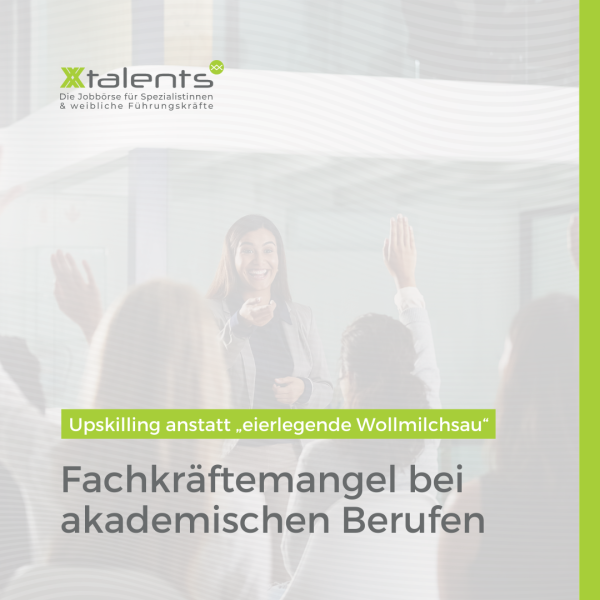 Über einem transparenten Bild, auf dem eine junge Frau in ein sich meldendes Publikum deutet, steht der Text: Upskilling statt "eierlegende Wollmilchsau". Fachkräftemangel bei akademischen Berufen."